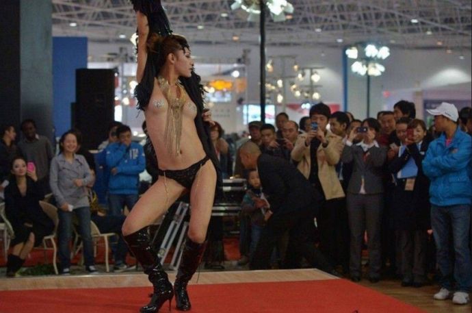 О плюсах работы стриптизёршами