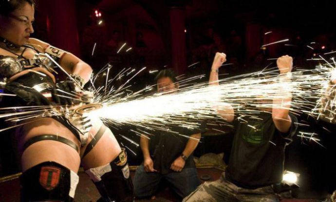 Обнаженный мужчина козел - Эроприколы