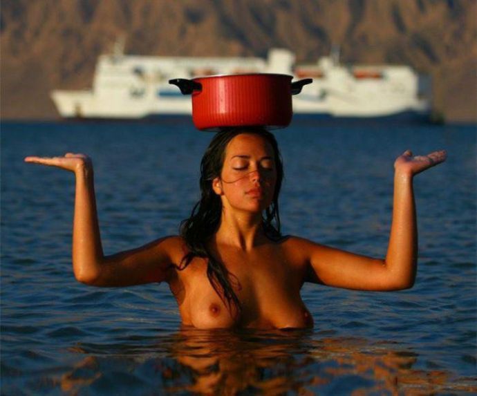 Обнаженный мужчина козел - Эроприколы