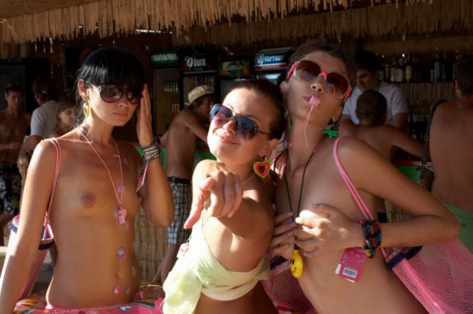 Обнаженный отдых нудистов и натуралов