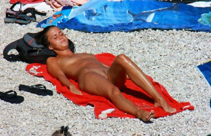 Обнаженный отдых нудистов и натуралов