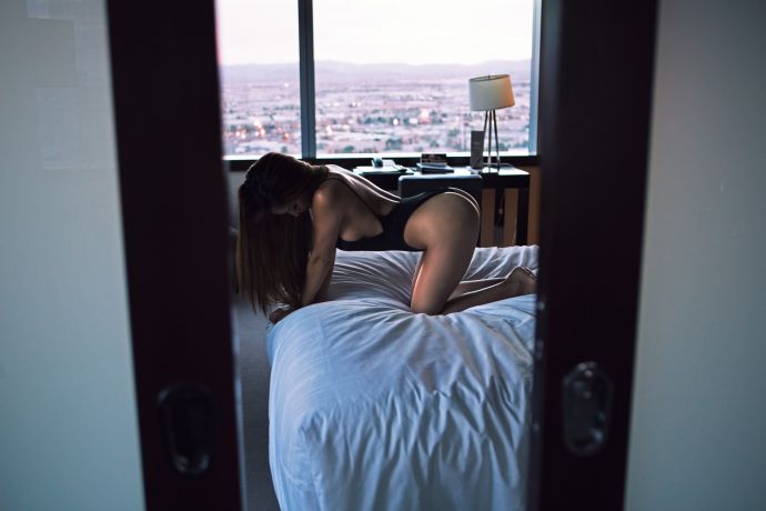 Обои шатенка, позирует, профи фото, вечер, утех на рабочий стол - картинки с раздела Девушки