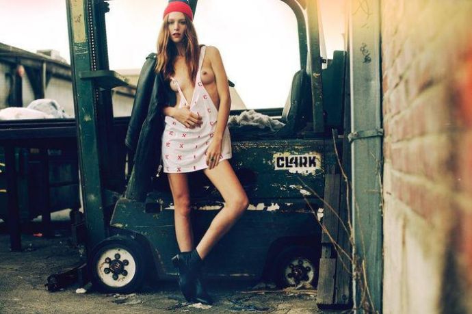 Открывает дверь с голой попой - Эроприколы