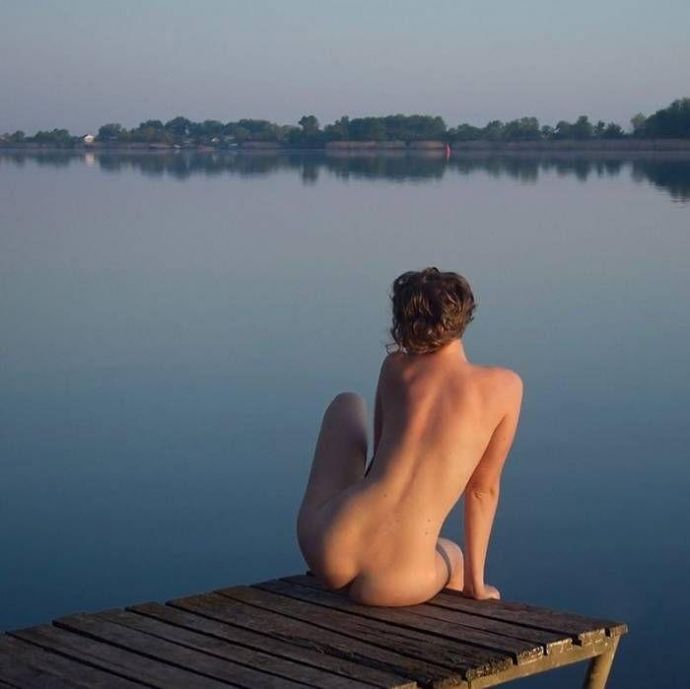 Открывает дверь с голой попой - Эроприколы