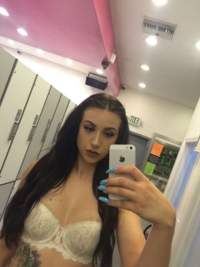 Селфи от стриптизерш