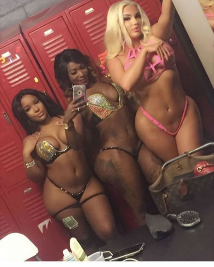 Селфи от стриптизерш