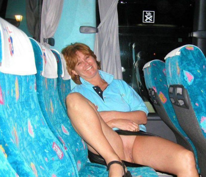 Старая шмара показала пилотку в автобусе