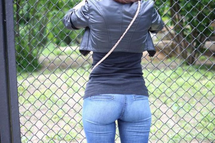 Весна пришла. Любуемся на нижнюю часть девушек