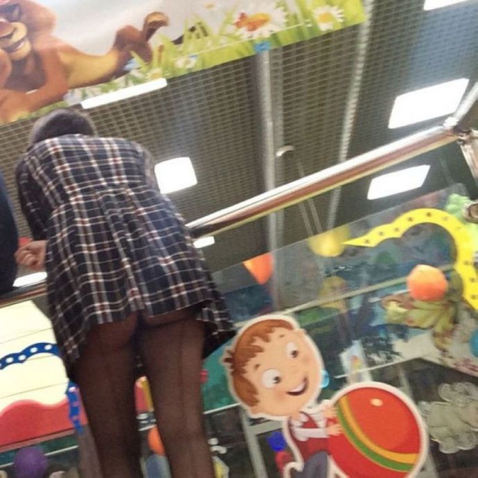 Весна пришла. Любуемся на нижнюю часть девушек