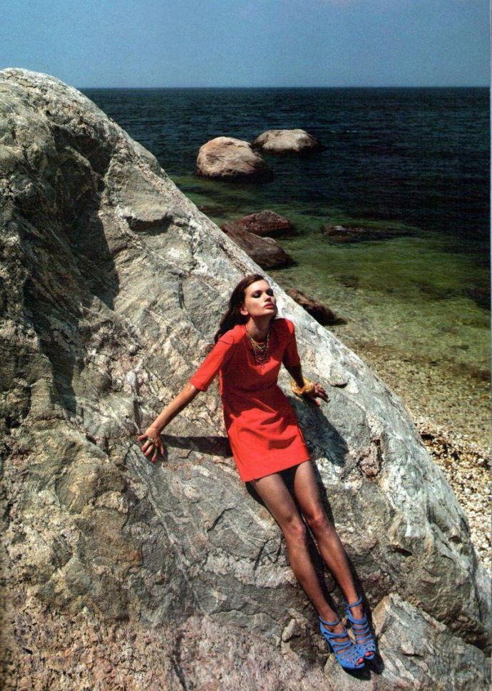 Богиня эротики Lyoka Tyagnereva - Harpers Bazaar December 2011 (12-2011) Argentina