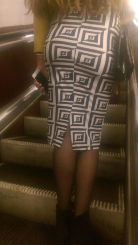 Весна пришла. Любуемся на нижнюю часть девушек