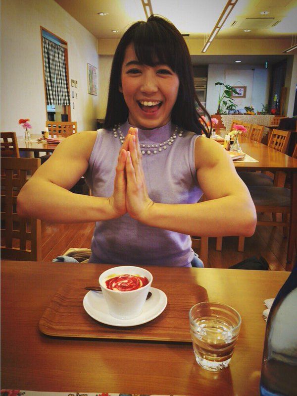 Японская девушка рестлинга покоряет соотечественников Японская девушка рестлинга покоряет соотечественников