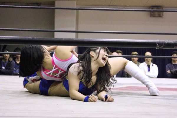 Японская девушка рестлинга покоряет соотечественников Японская девушка рестлинга покоряет соотечественников