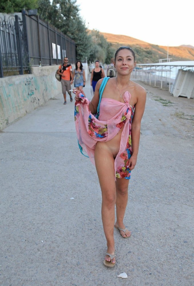 Девушки, которые забыли или не захотели надевать трусики.