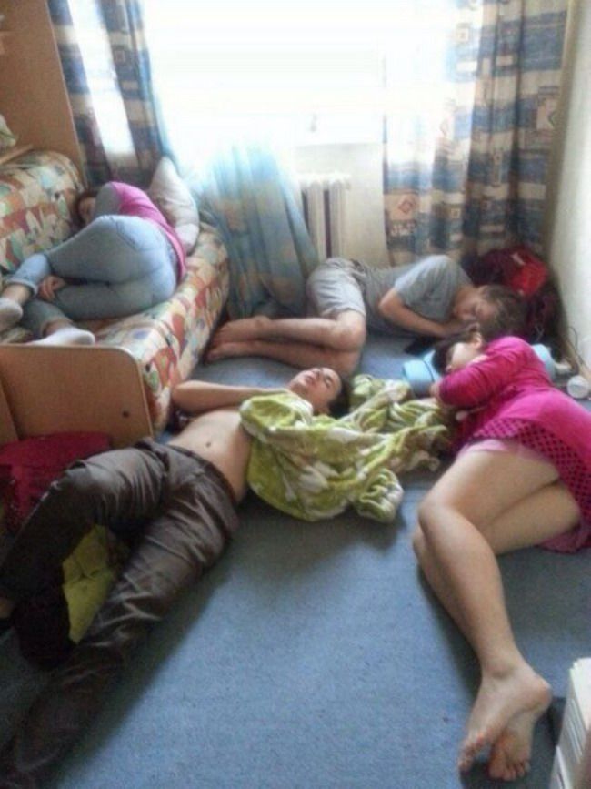 Девушки на вписках отрываются с мужиками Девушки на вписках отрываются с мужиками