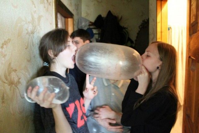 Девушки на вписках отрываются с мужиками Девушки на вписках отрываются с мужиками