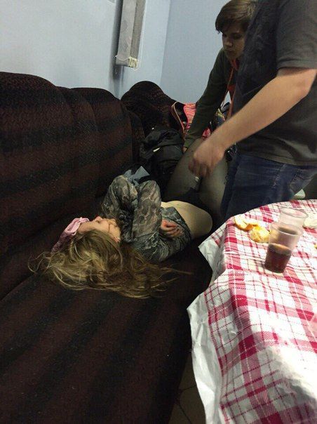 Девушки на вписках отрываются с мужиками Девушки на вписках отрываются с мужиками