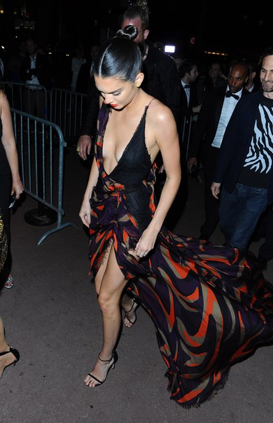 Кендалл Дженнер (Kendall Jenner) пришла на вечеринку Magnum в Каннах в откровенном платье