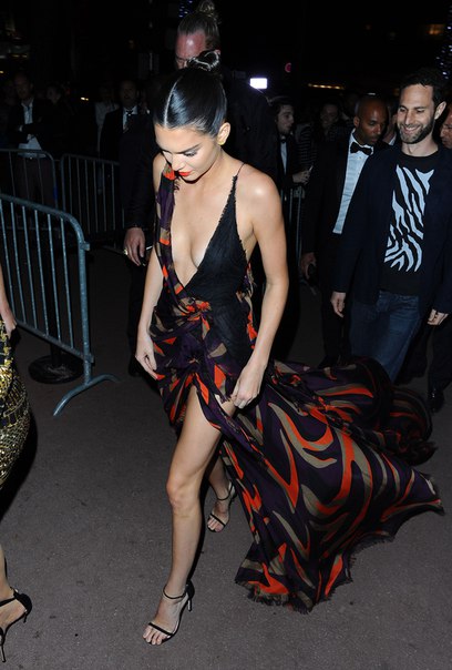 Кендалл Дженнер (Kendall Jenner) пришла на вечеринку Magnum в Каннах в откровенном платье