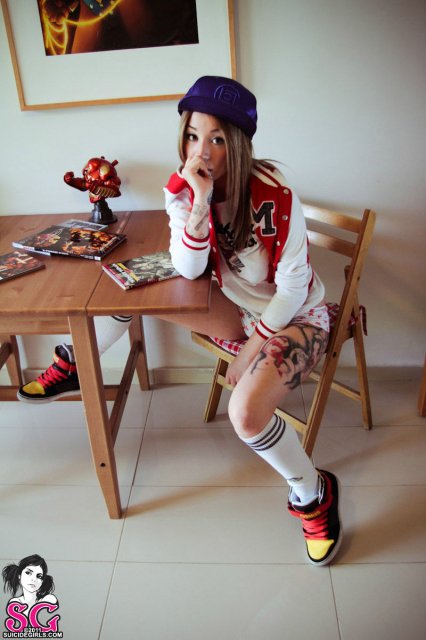 Очаровашка с татушкаами устроила шоу