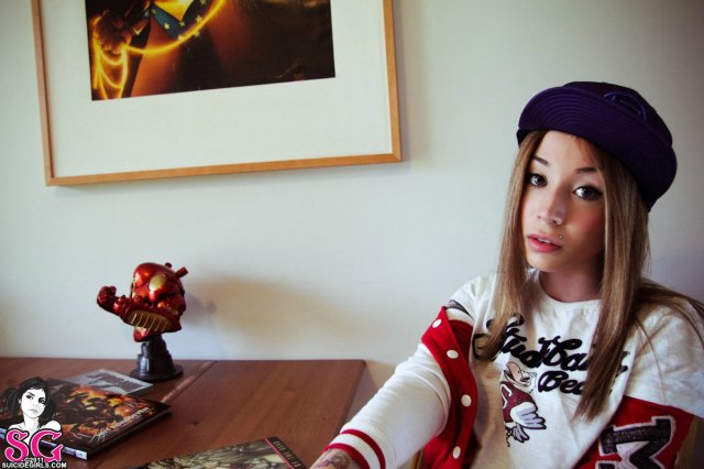 Очаровашка с татушкаами устроила шоу