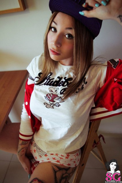 Очаровашка с татушкаами устроила шоу