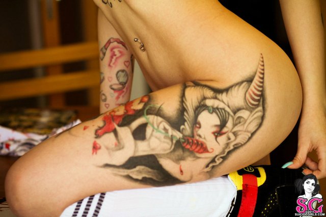 Очаровашка с татушкаами устроила шоу