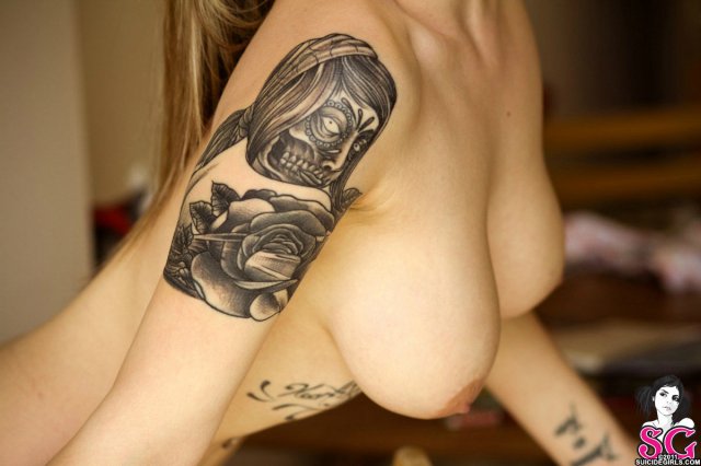 Очаровашка с татушкаами устроила шоу