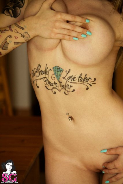 Очаровашка с татушкаами устроила шоу