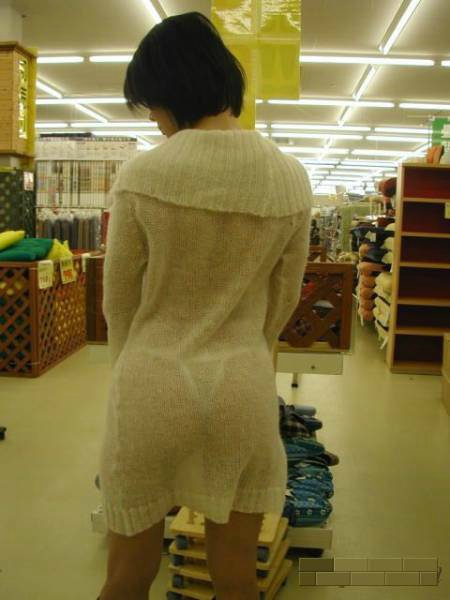 Сексуальные девушки в торговых рядах