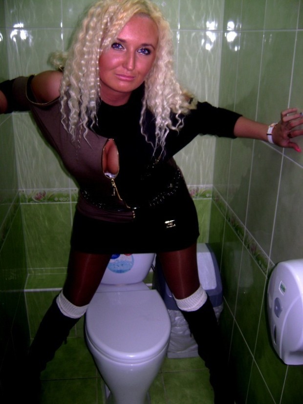 Селфи девушек из туалета