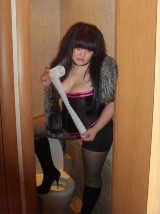 Селфи девушек из туалета