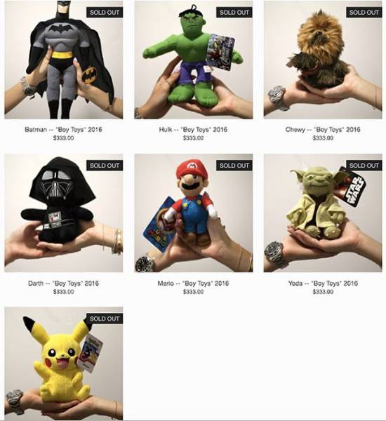 Сестры-близнецы делают обнаженные фото с игрушками Сестры-близнецы делают обнаженные фото с игрушками