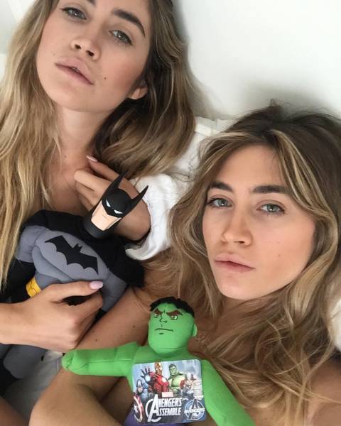 Сестры-близнецы делают обнаженные фото с игрушками Сестры-близнецы делают обнаженные фото с игрушками