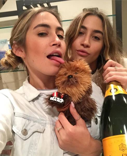 Сестры-близнецы делают обнаженные фото с игрушками Сестры-близнецы делают обнаженные фото с игрушками