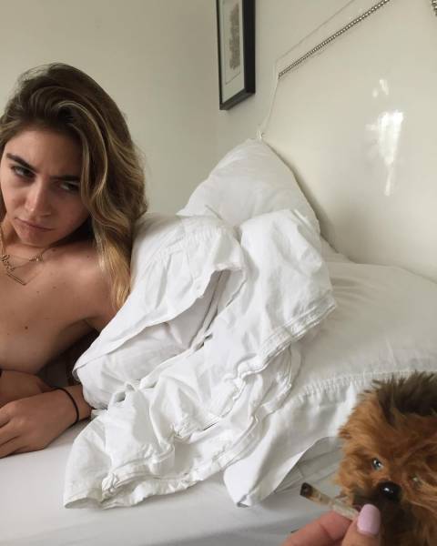 Сестры-близнецы делают обнаженные фото с игрушками Сестры-близнецы делают обнаженные фото с игрушками