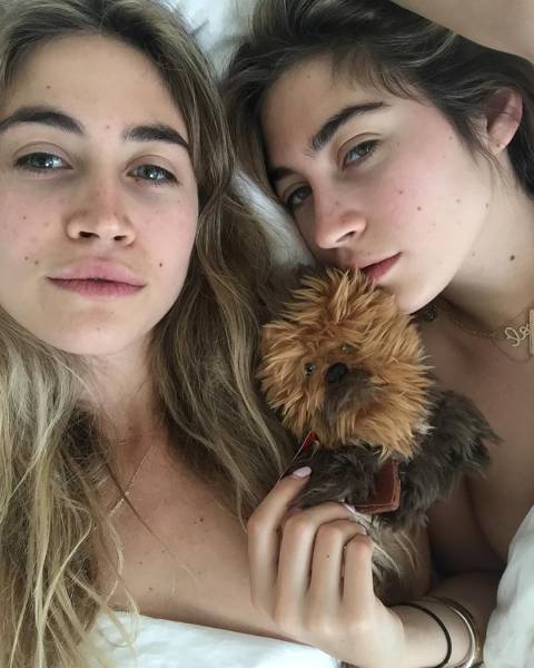 Сестры-близнецы делают обнаженные фото с игрушками Сестры-близнецы делают обнаженные фото с игрушками