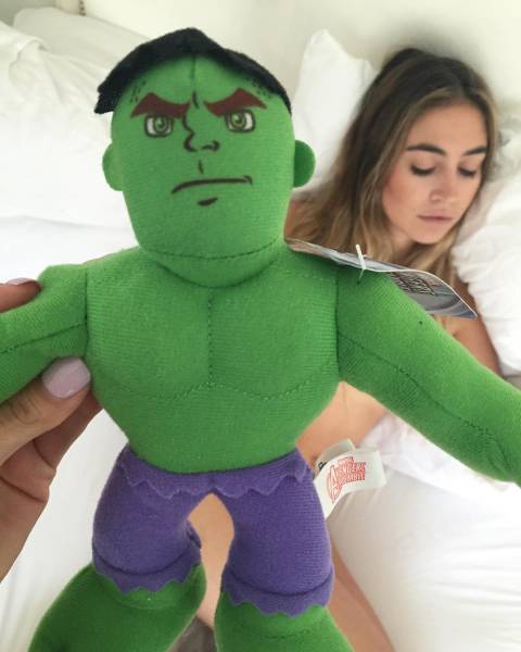 Сестры-близнецы делают обнаженные фото с игрушками Сестры-близнецы делают обнаженные фото с игрушками