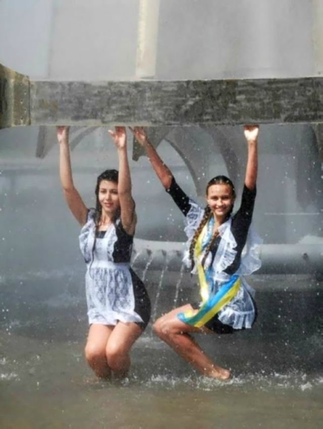 Скоро выпускные. Откровенные фото.