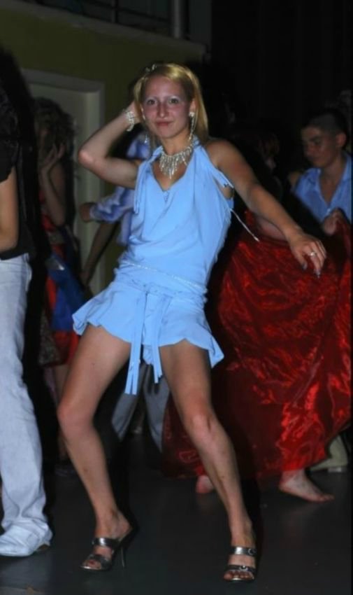 Скоро выпускные. Откровенные фото.