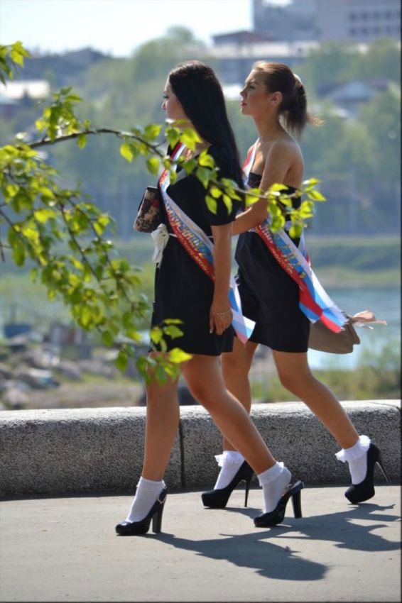 Скоро выпускные. Откровенные фото.