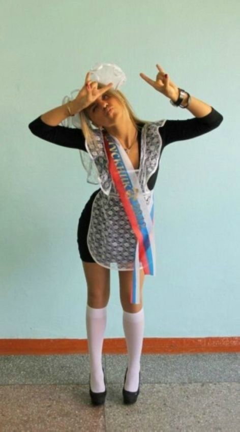 Скоро выпускные. Откровенные фото.