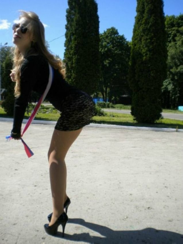 Скоро выпускные. Откровенные фото.