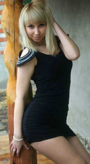 Стройные девушки в коротких платьях