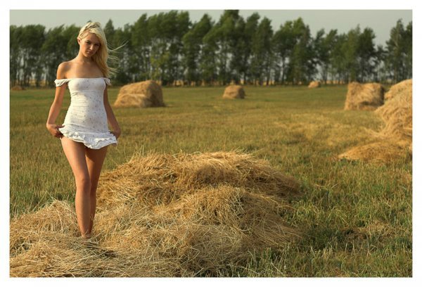 Стройные девушки в коротких платьях