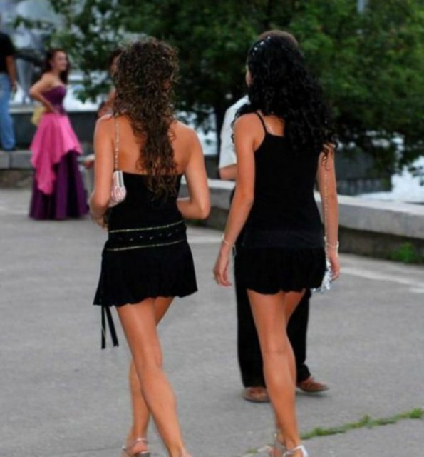 Стройные девушки в коротких платьях