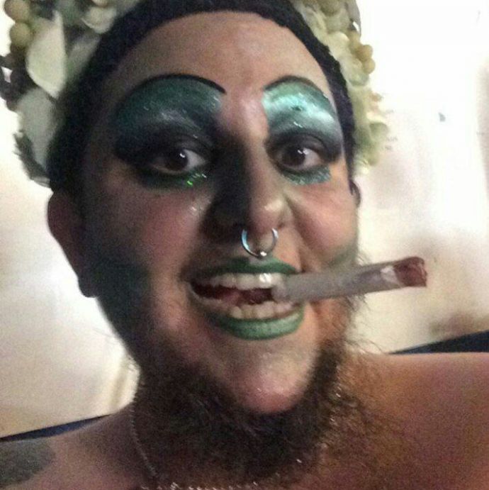 Бородатая баба делает селфи за деньги