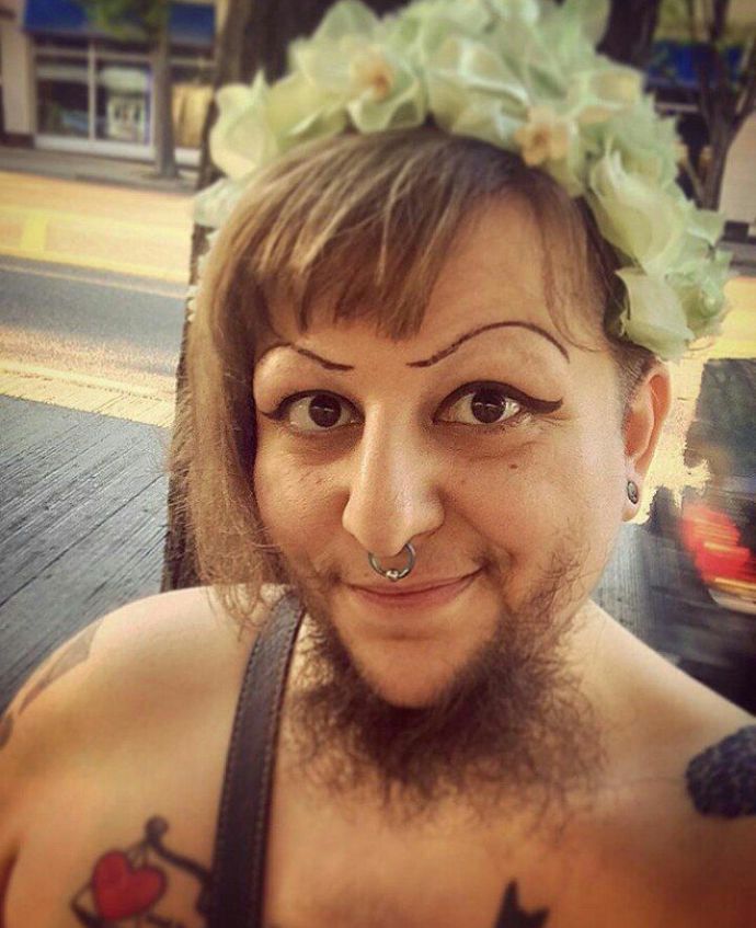 Бородатая баба делает селфи за деньги