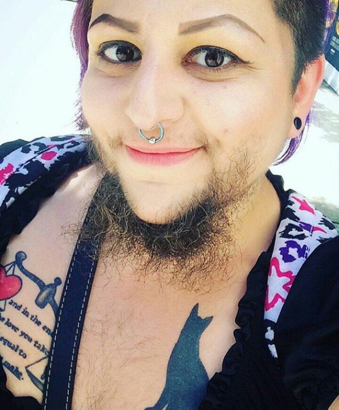 Бородатая баба делает селфи за деньги