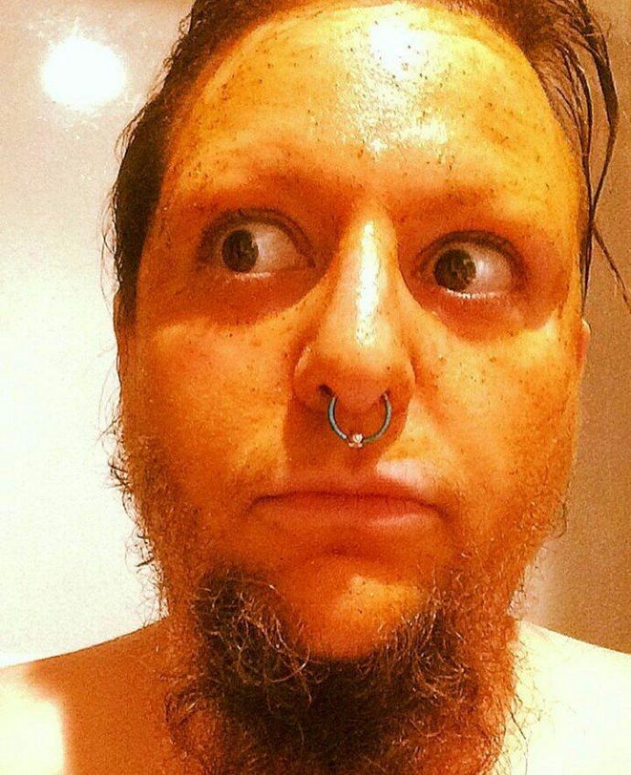 Бородатая баба делает селфи за деньги